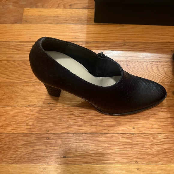 FRĒDA SALVADOR black embossed croc pumps/booties. - Picture 2 of 5